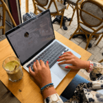 Community manager freelance ou agence de communication : comment choisir ce qui correspond vraiment à votre activité ?